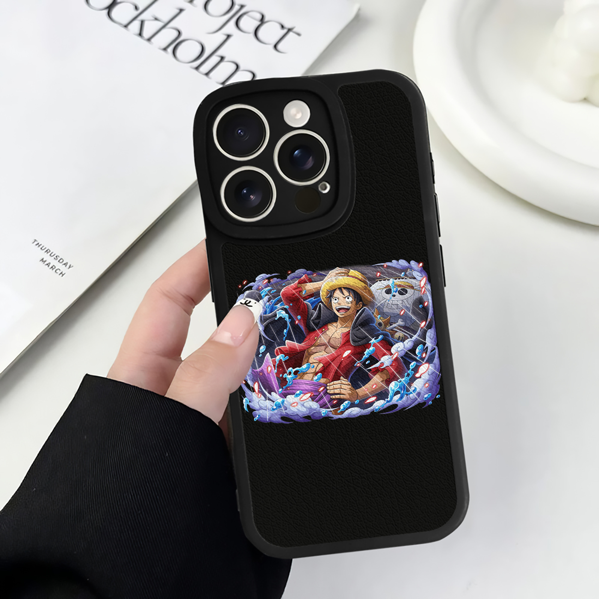 （画像用） ワンピース モンキー・D・ルフィ ONE PIECE Monkey D. Luffy 【iPhone 16シリーズ対応】シリコンスマホケース（レザー調） 材質：シリコン